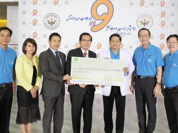 สมทบทุน : นายแพทย์ดำรงค์ เลาหะพรสวรรค์ กรรมการผู้จัดการ พร้อมด้วย ชูพงษ์ เลาหะพรสวรรค์ ประธานเจ้าหน้าที่บริหาร บริษัท เนเจอร์ไบโอเทค จำกัด ร่วมบริจาคเงินจำนวน 500,000 บาท เพื่อสมทบทุนสร้างอาคารดูแลผู้สูงอายุโรงพยาบาลสวนดอก มหาวิทยาลัยเชียงใหม่ โดยมี ศาสตราจารย์คลินิก นายแพทย์วัฒนา นาวาเจริญ คณบดีคณะแพทยศาสตร์ มหาวิทยาลัยเชียงใหม่ เป็นผู้รับมอบ ณ สถานีโทรทัศน์ช่อง 9 อสมท