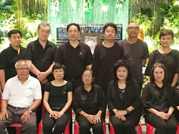 สู่ทางสงบ : อารีย์ สุขไผ่ตา และ รัตนาภรณ์ เกษมอมรลักษณ์ พร้อมด้วยครอบครัว สุขไผ่ตา เป็นเจ้าภาพ สวดอภิธรรมศพ ครูโฉม สุขไผ่ตา ผู้อุทิศตนเพื่อสังคม โดยมี แขกผู้มีเกียรติมาร่วมงานมากมาย ณ บ้านสุขสุนทร ต.ดอนฉิมพลี อ.บางน้ำเปรี้ยว จ.ฉะเชิงเทรา จนถึงวันจันทร์ที่ 31 ตุลาคม นี้