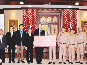 ผลักดันความยั่งยืนกิจการเกษตร : ดร.ประสิทธิ์ ดำรงชิตานนท์ พร้อมคณะผู้บริหาร กลุ่มธุรกิจการค้าระหว่างประเทศ เครือเจริญโภคภัณฑ์ มอบเครื่องสีข้าว มูลค่า 279,000 บาท ให้ พลเรือเอกณะ อารีนิจ ผู้บัญชาการทหารเรือ ณ กองบัญชาการกองทัพเรือ (พระราชวังเดิม) เพื่อใช้ในกิจการโรงสีข้าวโยทะกา อ.บางน้ำเปรี้ยว จ.ฉะเชิงเทรา เพื่อเป็นการเพิ่มศักยภาพการผลิตข้าวสาร สร้างรายได้นำเงินเข้าสมทบกองทุนสวัสดิการของกองทัพเรือ