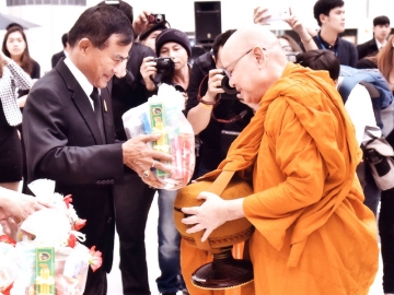 ถวายพระราชกุศล : พล.อ.ไพบูลย์ คุ้มฉายา รมว.ยุติธรรม เป็นประธานในพิธีบำเพ็ญกุศลครบกำหนดสัตตมวาร (7 วัน) เพื่อถวายเป็นพระราชกุศล พระบาทสมเด็จพระปรมินทรมหาภูมิพลอดุลยเดช และร่วมถวายภัตตาหารพระสงฆ์จากวัดชลประทานรังสฤษฏ์ ณ ศูนย์ราชการเฉลิมพระเกียรติฯ ถนนแจ้งวัฒนะ