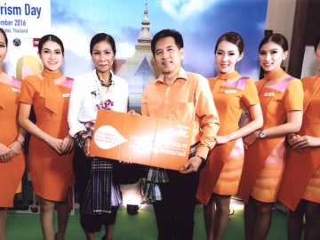 เที่ยวกันเถอะเรา : กัปตันวรเนติ หล้าพระบาง รักษาการ ปธ.จนท.บห.บจก.ไทยสมายล์ แอร์เวย์ มอบรางวัลบัตรโดยสารให้แก่ กอบกาญจน์ วัฒนวรางกูร รมว.การท่องเที่ยวและกีฬา เพื่อสนับสนุนในโอกาสที่กระทรวง เป็นเจ้าภาพจัดงานวันท่องเที่ยวโลก 2559 เป็นครั้งแรก ที่โรงแรมอวานี จ.ขอนแก่น