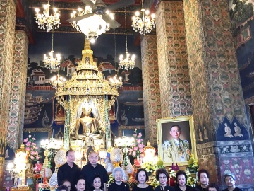 ถวายอาลัย : ท่านผู้หญิงสุมาลี จาติกวนิช พร้อมด้วย ดร.คุณหญิงกษมา วรวรรณฯ และเพื่อนวัฒนา รุ่น 92 อาทิ ผาณิต พูนศิริวงศ์, ดวงใจ ตั้งสง่า, ศ.ดร.มาลียา เครือตราชู, ภาวิไล บุราวาศ, ดวงเนตร พงษ์ไพโรจน์, แววตา อัมพรายน์, ผศวดี บุณยเกียรติ ร่วมในพิธีบำเพ็ญกุศลปัณรสมวาร (15 วัน) เพื่อถวายเป็นพระราชกุศลแด่ พระบาทสมเด็จพระปรมินทรมหาภูมิพลอดุลยเดช และน้อมถวายอาลัยและสำนึกในพระมหากรุณาธิคุณนิจนิรันดร์ ณ วัดปทุมวนารามราชวรวิหาร พระอารามหลวง