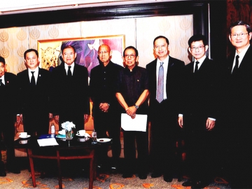 สัมมนา : ดร.ศุภชัย พานิชภักด์ ให้เกียรติร่วมงานสัมมนาประจำปีของธนาคารกรุงเทพฯ AEC Business Forum หัวข้อ “AEC 2025 : Shaping The Futuer of ASEAN” เพื่อนำเสนอภาพรวมของประชาคมเศรษฐกิจอาเซียนในอีก 10 ปีข้างหน้า ณ ห้องแกรนด์บอลรูม โรงแรมแชงกรี-ลา กรุงเทพฯ โดยมี ชาติศิริ โสภณพนิช กรรมการผู้จัดการใหญ่ ธนาคารกรุงเทพ จำกัด (มหาชน) (ขวาสุด) ต้อนรับ