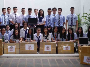 ช่วยเหลือผู้อพยพลี้ภัย : คณะนักเรียนกลุ่ม The Lionheart Society โรงเรียนนานาชาติฮาร์โรว์ มอบคอมพิวเตอร์ที่ได้จากการขอรับบริจาคจากผู้ปกครอง เพื่อส่งต่อไปยังค่ายผู้อพยพลี้ภัยแม่ลา อำเภอแม่สอด จังหวัดตาก ได้ใช้ประกอบการศึกษาของเด็ก โดยโครงการช่วยเหลือผู้อพยพค่ายแม่ลา เป็นหนึ่งในโครงการที่กลุ่ม The Lionheart Society ร่วมกับโรงเรียนนานาชาติฮาร์โรว์ ได้กระทำต่อเนื่องมาตั้งแต่ปี 2012 จนถึงปัจจุบัน