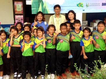 เพื่อน้องๆ : อรัญญา บุญเกลียว ผอ.ฝ่ายขายและการตลาด บจ.ไมเร็กซ์ (ประเทศไทย) ผู้จัดจำหน่ายผลิตภัณฑ์เครื่องครัวชั้นนำระดับโลกไมย์เออร์ (MEYER) และพนักงาน ร่วมมอบชุดเครื่องครัวให้แก่ตัวแทนโรงเรียนบ้านหนองหอย และครอบครัวของเด็กนักเรียน ภายใต้โครงการกิจกรรม Rally ปี 4 พกเครื่องครัว ทัวร์เมืองกาญจน์ ณ โรงเรียนบ้านหนองหอย จ.กาญจนบุรี