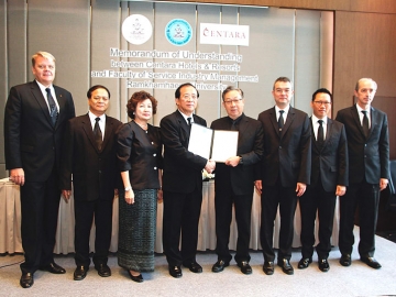 ร่วมมือ : ผศ.วุฒิศักดิ์ ลาภเจริญทรัพย์ อธิการบดีมหาวิทยาลัยรามคำแหง ลงนามความร่วมมือทางวิชาการกับ สุทธิเกียรติ จิราธิวัฒน์ ประธานกรรมการโรงแรมและรีสอร์ทในเครือเซ็นทารา เพื่อผลิตบุคลากรเข้าสู่ตลาดแรงงานด้านอุตสาหกรรมบริการ การท่องเที่ยว การโรงแรมและโลจิสติกส์ ให้กับประเทศและก้าวสู่ระดับสากล