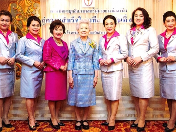 ส่งเสริมบุคลิกสตรี : ท่านผู้หญิงสุมาลี จาติกวนิช เป็นประธานเปิดการอบรม “การพัฒนาบุคลิกภาพสตรีผู้นำอย่างมืออาชีพ สู่ความสำเร็จในเวทีสากล รุ่นที่ 67” ซึ่งจัดโดย พ.อ.หญิงดร.อังคณา สุเมธสิทธิกุล นายกสมาคมส่งเสริมบุคลิกสตรี ที่ห้องมรกต โรงแรม ดิ เอมเมอรัลด์