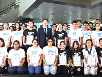 “ไฟ-ฟ้า อาร์ต เฟสต์ 2016” : บุญทักษ์ หวังเจริญ ประธานเจ้าหน้าที่บริหาร ทีเอ็มบี เปิดงาน “ไฟ-ฟ้า อาร์ต เฟสต์ 2016” นำเสนอการเปลี่ยนแปลงของเยาวชนที่ได้รับการ จุดประกายจากศูนย์ไฟ-ฟ้า ซึ่งเป็นโครงการซีเอสอาร์ของทีเอ็มบี และส่งต่อแรงบันดาลใจ ไปสู่อาสาสมัครทีเอ็มบีและชาวชุมชน ในการทำกิจกรรมเปลี่ยนสังคมให้ดีขึ้นอย่างยั่งยืน พร้อมมอบเกียรติบัตรแก่เยาวชนโครงการ “ไฟ-ฟ้า” ที่เรียนรู้ทักษะการดำเนินชีวิตและเข้าร่วมกิจกรรมสร้างสรรค์เชิงศิลปะ ที่ศูนย์ไฟ-ฟ้า ครบ 3 ปี ณ ทีเอ็มบี สำนักงานใหญ่ ถนนพหลโยธิน