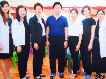 ช่วยเหลือ : สมใจนึก เองตระกูล ประธานที่ปรึกษา บีบีคลินิก พร้อมด้วย สินีนารถ เองตระกูล, ธัญญาเรศเองตระกูล จัดโครงการ “แบ่งปันน้ำใจ ช่วยเหลือผู้ประสบภัยน้ำท่วม” เตรียมเครื่องนุ่งห่ม ยารักษาโรค พร้อมระดมทีมแพทย์เพื่อรักษาอาการเบื้องต้นให้แก่ชาวอยุธยาที่อยู่บริเวณ ต.วัดยม และ ต.สะพานไทย โดยมี อารีวรรณ อมะรักษ์ และ นวลนารถ สายสุทธิวงษ์ ร่วมนำสิ่งของไปบริจาคด้วย ณ วัดกำแพงแก้ว จ.พระนครศรีอยุธยา