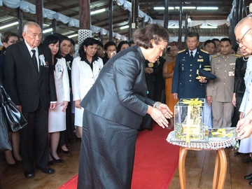 สมเด็จพระเทพรัตนราชสุดาฯ สยามบรมราชกุมารี อุปนายิกาผู้อำนวยการสภากาชาดไทย เสด็จพระราชดำเนินไปทรงบำเพ็ญพระราชกุศลถวายผ้าพระกฐิน สภากาชาดไทย ประจำปี 2559 ณ วัดศรีชุม (อุทยานประวัติศาสตร์สุโขทัย) ตำบลเมืองเก่า อำเภอเมือง สุโขทัย จังหวัดสุโขทัย เมื่อวันที่ 25 ตุลาคม 2559