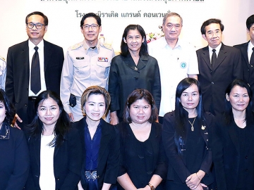 สาธารณสุข : พญ.ประนอม คําเที่ยง รองปลัดกระทรวงสาธารณสุข เปิดการประชุมพัฒนาสมรรถนะวิทยากรครู ก. ด้านยาเสพติด สำหรับบุคลากรในโรงพยาบาลส่งเสริมสุขภาพตำบล โดยมี นาวาอากาศตรี นพ.บุญเรือง ไตรเรืองวรวัฒน์ อธิบดีกรมสุขภาพจิต ร่วมงาน ที่โรงแรมมิราเคิล แกรนด์ คอนเวนชั่น