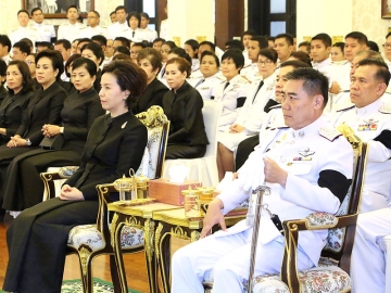 ครบ 15 วัน : พล.ต.อ.จักรทิพย์ ชัยจินดา ผู้บัญชาการตำรวจแห่งชาติ พร้อมด้วย ดร.บุษบา ชัยจินดา นายกสมาคมแม่บ้านตำรวจ เป็นประธานในพิธีบำเพ็ญกุศลปัณรสมวาร เพื่อถวายเป็นพระราชกุศลแด่ พระบาทสมเด็จพระปรมินทรมหาภูมิพลอดุลยเดช ณ สำนักงานตำรวจแห่งชาติ ถนนพระราม 1 เขตปทุมวัน