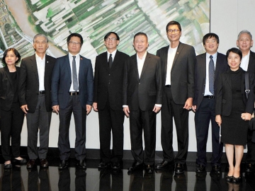 ร่วมมือ : มานพชัย วงศ์ภักดี เอกอัครราชทูตไทยประจำเวียดนาม จัดให้มีการพบปะเพื่อประชุมความร่วมมือภาคเอกชน ระหว่าง ดร.วู เทียน ล็อค ประธานหอการค้าและอุตสาหกรรมเวียดนาม และ อิสระ ว่องกุศลกิจ ประธานคณะกรรมการร่วมสภาหอการค้า สภาอุตสาหกรรม และสมาคมธนาคารไทย (กกร.) โดยมี พรพิมล เพชรกูลพร, สนั่น อังอุบลกุล, อรินทร์ จิรา และ ดร.เสาวณีย์ ไทยรุ่งโรจน์ ที่โรงแรมล็อตเต้ กรุงฮานอย ประเทศเวียดนาม