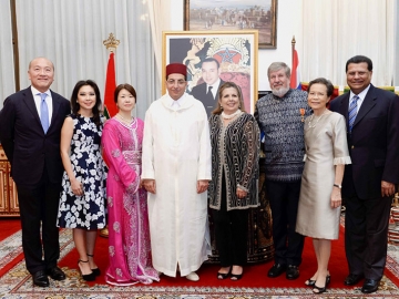 มอบเครื่องราชฯ : ฯพณฯอับเดลอิลาห์เอลฮุสนี่ เอกอัครราชทูตโมร็อกโกประจำประเทศไทย เป็นประธานในพิธีมอบเครื่องราชอิสริยาภรณ์ ให้แก่ วิลเลี่ยม เอ็ลล์วู้ด ไฮเน็ค ประธานกรรมการและประธานเจ้าหน้าที่บริหาร บ.ไมเนอร์อินเตอร์เนชั่นแนล จำกัด (มหาชน) พร้อมด้วยคู่สมรส ณ ทำเนียบเอกอัครราชทูตโมร็อกโกประจำประเทศไทย