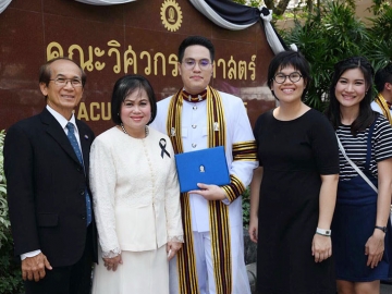 สุดปลื้ม : ไพรัช-ฉวีวรรณ เกียรติโชคชัยกุล ปลื้มยินดีกับลูกชายที่เข้ารับพระราชทานปริญญาบัตรวิศวกรรมศาสตร์ จุฬาลงกรณ์มหาวิทยาลัย โดยมีพี่สาว ชญานิศ เกียรติโชคชัยกุล ร่วมยินดีด้วย