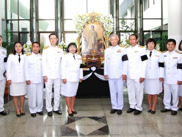 ถวายความไว้อาลัย : ด้วยสำนึกในพระมหากรุณาธิคุณอันล้นพ้นหาที่สุดมิได้ กรมการท่องเที่ยว โดย นางสาววรรณสิริ โมรากุล อธิบดีกรมการท่องเที่ยวและคณะผู้บริหาร พร้อมด้วยข้าราชการ และเจ้าหน้าที่กรมการท่องเที่ยวจัดพิธีบำเพ็ญพระราชกุศลปัณรสมวาร (15 วัน) เพื่อถวายเป็นพระราชกุศลแด่พระบาทสมเด็จพระปรมินทรมหาภูมิพลอดุลยเดช ณ กรมการท่องเที่ยว ถนนพระราม 1 กรุงเทพมหานคร