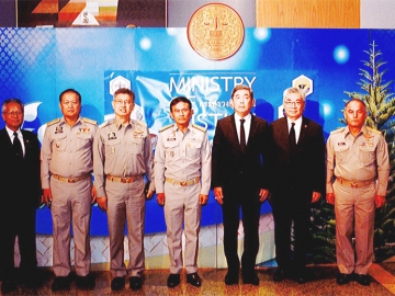 มอบนโยบาย : พลเอกไพบูลย์ คุ้มฉายา รัฐมนตรีว่าการกระทรวงยุติธรรมเป็นประธานเปิดโครงการขับเคลื่อนนโยบายกระทรวงยุติธรรม ประจำปีงบประมาณ พ.ศ.2560 โดยมีผู้บริหารระดับสูง ข้าราชการ และเจ้าหน้าที่ในสังกัดกระทรวงยุติธรรม เข้าร่วมฯ ณ ห้องแกรนด์บอลรูม โรงแรมมิราเคิล แกรนด์ คอนเวนชั่น