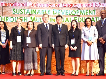 ประชุมวิชาการ : นายแพทย์ธีระเกียรติ เจริญเศรษฐศิลป์ รัฐมนตรีช่วยว่าการกระทรวงศึกษาธิการ เป็นประธานในการเปิดงานประชุมวิชาการนานาชาติ ด้านการบูรณาการระบบการศึกษาแบบยั่งยืน ซึ่งจัดโดย รองศาสตราจารย์ ดร.ขวัญจิต ศศิวงศาโรจน์ ผู้อำนวยการสถาบันวิจัยภาษาและวัฒนธรรมเอเชีย มหาวิทยาลัยมหิดล ร่วมกับ มร.กวาง โจ คิม ผู้อำนวยการสำนักงานยูเนสโกประจำประเทศไทยและเอเชียแปซิฟิก ณ ห้องบอลรูม โรงแรมแลนด์มาร์ค กรุงเทพฯ