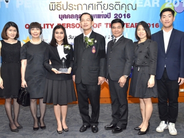 บุคคลตัวอย่าง : สลิลาพร กองทองมณีโรจน์ ประธานเจ้าหน้าที่บริหาร บริษัท มี อินฟินิตี้ (ประเทศไทย) จำกัด เข้ารับโล่ประกาศเกียรติคุณ “บุคคลตัวอย่างในภาคธุรกิจ” ในโครงการบุคคลคุณภาพแห่งปี 2016 ซึ่งจัดโดยมูลนิธิ สภาวิทยาศาสตร์และเทคโนโลยีแห่งประเทศไทย (มสวท.) โดยมี ศ.ดร.ประสิทธิ์ ทีฆพุฒิ ประธานกรรมการมูลนิธิฯ ณ หอประชุมใหญ่ ศูนย์ประชุมสถาบันวิจัยจุฬาภรณ์