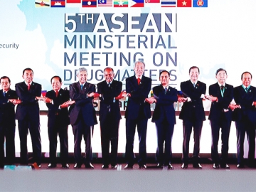 ปัญหายาเสพติด : พลเอกนิวัตร มีนะโยธิน ผู้ช่วยรัฐมนตรีประจำกระทรวงยุติธรรม เป็นหัวหน้าคณะผู้แทนไทย เข้าร่วมการประชุมรัฐมนตรีอาเซียนด้านยาเสพติด 
ครั้งที่ 5 ณ สาธารณรัฐสิงคโปร์ โดยมี จันมุกัม กาศิวิสวันนาธัน รัฐมนตรีว่าการกระทรวงมหาดไทยและกฎหมายแห่งสาธารณรัฐสิงคโปร์ เป็นประธานการประชุม