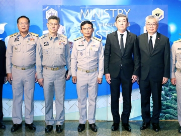 นโยบายปี พ.ศ.2560 : พล.อ.ไพบูลย์ คุ้มฉายา รมว.ยุติธรรม เปิดการประชุมขับเคลื่อนนโยบายกระทรวงยุติธรรม โดยมี พล.อ.นิวัตร มีนะโยธิน ผช.รมต.ประจำกระทรวงยุติธรรม และ ดร.กิตติพงษ์ กิตยารักษ์ ผอ.สถาบันเพื่อการยุติธรรมแห่งประเทศไทย ร่วมงาน ที่ โรงแรมมิราเคิล แกรนด์ คอนเวนชั่น