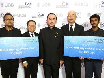 ส่งเสริมศิลปิน : ม.ล.ปนัดดา ดิศกุล รมต.ประจำสำนักนายกรัฐมนตรี และ มร.ปีเตอร์ ฟู กก.ผจก.ใหญ่ ธนาคารยูโอบี มอบรางวัลแก่ผู้ชนะการประกวดจิตรกรรมยูโอบี ครั้งที่ 7 เพื่อสร้างแรงบันดาลใจและความชื่นชมในงานศิลปะอันจะช่วยยกระดับจิตวิญญาณของมนุษย์ ที่ หอศิลปวัฒนธรรมแห่งกรุงเทพมหานคร