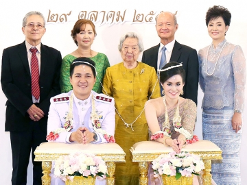 รักมั่น : ศรีสง่า พัวเวส เป็นประธานพิธีหมั้น หลั่งน้ำพระพุทธมนต์และประสาทพร ระหว่าง พรรณอร พัวเวส บุตรี พล.ต.อ.วุฒิ-ปาจรีย์ พัวเวส กับ ร.ต.อ.คณิสร มณีรัตน์ บุตร ชัยพร-อัญชสา มณีรัตน์ ท่ามกลางญาติมิตรที่มาร่วมอวยพรเป็นสักขีพยานอย่างอบอุ่น ที่ โรงแรมมิราเคิล แกรนด์ คอนเวนชั่น