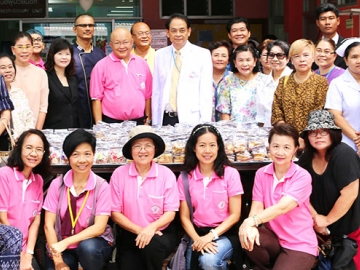 แบ่งปันรอยยิ้ม : ดร.นพ. มโน เลาหวณิช ประธานมูลนิธิกัลยาณการุณย์, กลุ่มพุทธฉายาฯ และ ฌาลิศา วาณิชรัตนากร ผอ.ฝ่ายทรัพยากรบุคคล โรงแรมดุสิตธานี พัทยา มอบขนมให้แก่ นพ.สุทัศน์ ดวงดีเด่น ผอ.โรงพยาบาลมะเร็งชลบุรี เพื่อให้ผู้ป่วยที่เกิดในเดือน ต.ค.และแจกจ่ายให้ผู้ที่อยู่ในขณะรับการรักษา