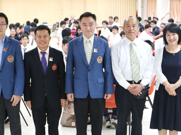 แลกเปลี่ยนความรู้ : รศ.ดร.คมสัน มาลีสี คณบดีคณะวิศวกรรมศาสตร์ สถาบันเทคโนโลยีพระจอมเกล้าเจ้าคุณทหารลาดกระบัง (สจล.) และ รศ.ดร.จารุวัตร เจริญสุข หัวหน้าภาควิชาวิศวกรรมเครื่องกล ต้อนรับ ศ.โนบุทากะ อินาดะ จากสถาบันเทคโนโลยีแห่งชาติ-อิชิคาวะ และคณะนักศึกษาญี่ปุ่น ซึ่งมาร่วมประชุมการวิจัยนวัตกรรมด้านเทคโนโลยีวิศวกรรม และวางแผนศึกษาวิจัยเพื่อพัฒนาคุณภาพชีวิตและเศรษฐกิจที่ยั่งยืนอย่างต่อเนื่องกันทุกปี ที่ สจล.