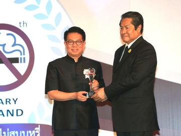 องค์กรร่วมสร้างสรรค์ : พลากร สุวรรณรัฐ องคมนตรี เป็นประธานในพิธีมอบโล่ประกาศเกียรติคุณแก่บุคคลและองค์กรที่ได้ร่วมรณรงค์ไม่สูบบุหรี่ ในโอกาสครบรอบ 30 ปี ของมูลนิธิรณรงค์เพื่อการไม่สูบบุหรี่ โดยมี เขมทัตต์ พลเดช กรรมการผู้อำนวยการใหญ่ สถานีโทรทัศน์พีพีทีวี เอชดี ช่อง 36 เป็นตัวแทนรับโล่ประกาศเกียรติคุณ ณ โรงแรมเอเชีย กรุงเทพฯ