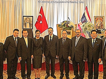 วันชาติตุรกี : H.E. Mr.Ahmet Idem AKAY อัครราชทูตตุรกีประจำราชอาณาจักรไทย จัดงานในโอกาสครบรอบ 93 ปี วันชาติตุรกี โดยมี กอบกาญจน์ วัฒนวรางกูร (รมว.การท่องเที่ยวและกีฬา) มาร่วม ท่ามกลางทูตานุทูต ณ โรงแรม Dusit Thani Bangkok