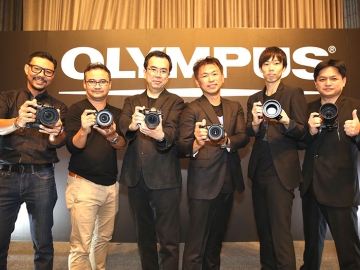 โอลิมปัส เปิดตัว : มร.ชินโช อิเคดะ กรรมการบริษัทและผู้จัดการฝ่ายผลิตภัณฑ์ กล้องถ่ายภาพและอุปกรณ์อิเล็กทรอนิกส์ บริษัท โอลิมปัส (ประเทศไทย) จำกัด เปิดตัวกล้องระดับมืออาชีพ ประสิทธิภาพสูง ขนาดกะทัดรัด น้ำหนักเบา 
สามารถเผชิญได้ในทุกสภาพอากาศ รุ่นใหม่ล่าสุด “โอลิมปัส โอเอ็ม-ดี อี-เอ็ม 1 มาร์ค II” ณ ห้องบอลรูม 1 โรงแรม เอส 31 ถนนสุขุมวิท
