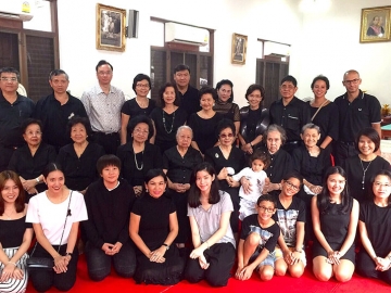 วันรวมญาติ : เพ็ญโฉม วสันตสิงห์ นำลูกหลานทำบุญอุทิศแด่บรรพบุรุษ พระยาโชฎึกราชเศรษฐี (มิ้น เลาหเศรษฐี)-คุณหญิงเพิ่ม เลาหเศรษฐี ที่วัดโสมนัสฯ โดยมี อภิจินต์ โชติกเสถียร, จิตศจี พิบูลนครินทร์, ม.ล.วัลลีวรรณ วรวรรณ, ยองใย เกษมศรี ณ อยุธยา, พ.ต.อ.ธวัชศักดิ์ โปตระนันทน์ และ วาสิษฐี เดชะคุปต์ มาร่วมงานด้วย