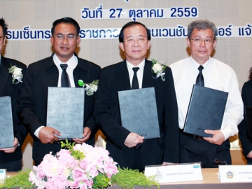 ส่งเสริมธุรกิจฟาร์ม : สุวีร์ งานดี ผอ.การกรมกิจการพัฒนาธุรกิจและการตลาด ผู้แทนรอง ผอ.สนง.พัฒนาเศรษฐกิจจากฐานชีวภาพ, น.สพ.สรวิศ ธานีโต รองอธิบดีกรมปศุสัตว์, สุทร ฉายวัฒนะ ผู้แทนอธิบดีกรมอุทยานแห่งชาติสัตว์ป่าและพันธุ์พืช, ผศ.วุฒิศักดิ์ ลาภเจริญทรัพย์ อธิการบดี มร. และ วันทนา โหตรภวานนท์ ประธานสหกรณ์กวางแห่งประเทศไทย ประชุมและบันทึกข้อตกลงความร่วมมือ (MOU) การส่งเสริมการดำเนินธุรกิจฟาร์มกวางเชิงพาณิชย์ ณ โรงแรมเซ็นทารา ศูนย์ราชการ แจ้งวัฒนะ