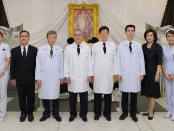 แสดงความอาลัย : นายแพทย์เสถียร ภู่ประเสริฐ กรรมการผู้อำนวยการโรงพยาบาลพระรามเก้า นำคณะผู้บริหารคณะแพทย์ พยาบาล โรงพยาบาลพระรามเก้า จัดพิธีถวายสักการะเบื้องหน้าพระบรมฉายาลักษณ์เพื่อน้อมรำลึกพระมหากรุณาธิคุณและแสดงความอาลัยพระบาทสมเด็จพระปรมินทรมหาภูมิพลอดุลยเดช ณ โรงพยาบาลพระรามเก้า