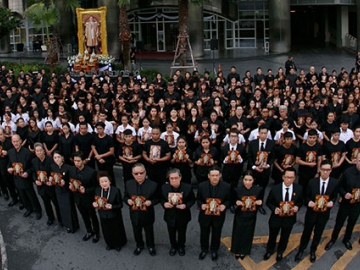 พ่อหลวงแห่งแผ่นดิน : สุทธิเกียรติ จิราธิวัฒน์ ประธานกรรมการ พร้อมด้วย
คณะผู้บริหาร พนักงานโรงแรมและรีสอร์ทในเครือเซ็นทารา กลุ่มผู้ค้าในศูนย์การค้า
เซ็นทรัลเวิลด์ และประชาชน ร่วมกันถวายอาลัย ร้องเพลงสรรเสริญพระบารมี 
ณ บริเวณถนนหน้าโรงแรมเซ็นทาราแกรนด์ฯ เซ็นทรัลเวิลด์ ราชประสงค์