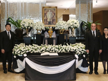 สำนึกในพระมหากรุณาธิคุณ : มร.คาร์รอส ซานเชส วิซาน ผช.ผจก.ทั่วไป โรงแรมเซ็นทาราแกรนด์ฯ ลาดพร้าว พร้อมคณะผู้บริหารโรงแรมฯ ร่วมถวายสักการะ
หน้าพระบรมฉายาลักษณ์ แสดงความอาลัยแด่พระบาทสมเด็จพระปรมินทรมหาภูมิพลอดุลยเดช ณ บริเวณล็อบบี้ โรงแรมเซ็นทาราแกรนด์ฯ ลาดพร้าว