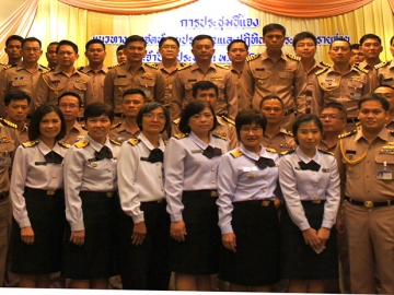 ชี้แจง : พล.ร.ต. ธีรกุล กาญจนะ ผอ.สำนักงบประมาณ สำนักงานปลัดบัญชีทหารเรือ เปิดการประชุมหัวข้อ “แนวทางการจัดทำงบประมาณและปฏิทินงบประมาณ
รายจ่ายปี พ.ศ.2561 ของ ทร.” โดยมี น.อ.ณพ พรรณเชษฐ รอง ผอ.สำนักงบประมาณ สำนักปลัดบัญชีทหารเรือ ร่วมงาน ที่ โรงแรมรอยัลซิตี้