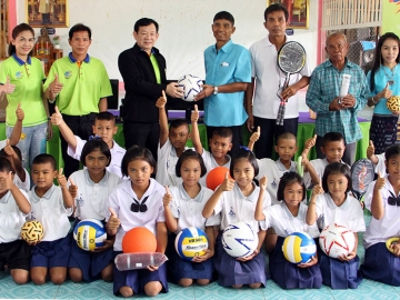 กลับบ้านเกิด : วิชัย กิ่งชา ผอ.โครงการกลุ่มสิทธิผล วีแคร์ จัดโครงการ “Local Hero 
ฮีโร่แห่งท้องถิ่น กลับคืนถิ่นเพื่อน้อง” ครั้งที่ 16 โดยนำพนักงานที่ร่วมงานกับสิทธิผลกรุ๊ป ทำความดีตอบแทนอดีตสถานศึกษา ร่วมมอบชุดคอมพิวเตอร์ อุปกรณ์การเรียนและอุปกรณ์กีฬา ที่ โรงเรียนบ้านดอนพะงาด จ.นครราชสีมา