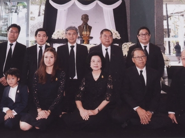 น้อมอาลัย : พจนีย์ ธนวรานิช ประธานกรรมการ บริษัท ยูนิเวนเจอร์ จำกัด
(มหาชน) นำคณะผู้บริหาร พนักงาน และผู้เช่าอาคารปาร์คเวนเชอร์ อีโคเพล็กซ์ ร่วมถวายสักการะพระบรมรูปเพื่อถวายอาลัยแด่ พระบาทสมเด็จพระปรมินทรมหาภูมิพลอดุลยเดช ณ ล็อบบี้ อาคารปาร์คเวนเชอร์ อีโคเพล็กซ์ ถนนเพลินจิต