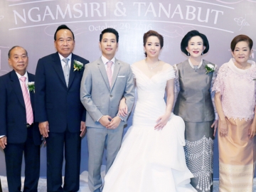 รักหวานนานเนา พล.อ.บุญเลิศ แก้วประสิทธิ์ เลขาธิการราชตฤณมัยสมาคมในพระราชูปถัมภ์ และ ธิดา แก้วประสิทธิ์ ภริยา เป็นประธานพิธีฉลองมงคลสมรส ระหว่าง งามศิริ สุขวัลย์ บุตรี ธีรนันท์ ณ นคร-ศรีนวล มะลิทอง กับ ธนบัตร จันทร์เพ็ญ บุตร ชัยพร จันทร์เพ็ญ-เรจินา ขวัญยืน ท่ามกลางญาติมิตรที่มาร่วมอวยพรและแสดงความยินดีอย่างอบอุ่น ที่โรงแรม มิราเคิล แกรนด์ คอนเวนชั่น หลักสี่