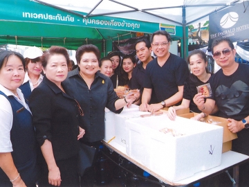 จิตอาสา : ฝ่ายบริหารโรงแรมดิ เอมเมอรัลด์ นำโดย สุรัตน์ แก้วดี ผู้จัดการทั่วไป นำทีมพนักงานโรงแรมร่วมกิจกรรมจิตอาสา แจกเบเกอรี่ น้ำหวานและน้ำเก๊กฮวย รวมทั้งเดินเก็บขยะบริเวณโดยรอบ เพื่อถวายเป็นพระราชกุศลแด่พระบาทสมเด็จพระปรมินทรมหาภูมิพลอดุลยเดช มหิตลาธิเบศรรามาธิบดี จักรีนฤบดินทร สยามินทราธิราช บรมนาถบพิตร ณ บริเวณรถประกอบอาหารเคลื่อนที่ มูลนิธิเพื่อนพึ่ง(ภาฯ) ยามยาก สภากาชาดไทย