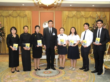 เยาวชนคนเก่ง : ฉัตรสุดา จันทร์ดียิ่ง กรรมการสิทธิมนุษยชนแห่งชาติ ในฐานะประธานอนุกรรมการเฉพาะกิจจัดการแข่งขันโต้วาทีภาษาอังกฤษระดับเยาวชน เข้าพบ ศ.พิเศษพรเพชร วิชิตชลชัย ประธานสภานิติบัญญัติแห่งชาติ เพื่อนำเยาวชนไทยคนเก่ง ฐิตารีย์ ลภนะพันธุ์, จุนเฮง แซ่เซีย, จุติมา วานิชการชัย ที่ได้รับ
รางวัลจากการแข่งขันโต้วาทีสิทธิมนุษยชนระดับเยาวชนในประเทศอาเซียน รับโอวาทเพื่อเป็นขวัญและกำลังใจในฐานะที่สร้างชื่อเสียงให้ประเทศ โดยมี ผศ.ปิยนารถ ฟักทองพรรณ ร่วมด้วย ที่ห้องรับรองพิเศษ ชั้น 2 อาคารรัฐสภา 2