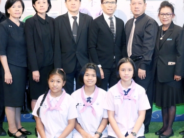 อนามัยวัยเยาว์ : นพ.ณัฐพร วงษ์ศุทธิภากร รองอธิบดีกรมอนามัย เป็นประธานเปิดการประชุมหัวข้อ “เดินหน้าเพื่อพัฒนาสู่ความยั่งยืน ภายใต้โครงการเจริญตามรอยพระยุคลบาทฯ พัฒนารูปแบบการจัดการด้านอาหารโภชนาการและสุขภาพ เพื่อเด็กไทยแก้มใส” โดยมี พญ.นภาพรรณ วิริยะอุตสาหกุล ผอ.สำนักโภชนาการ, สง่า ดามาพงษ์ ผู้ทรงคุณวุฒิ สสส. และ วสุนธรี เสรีสุชาติ นักโภชนาการชำนาญการ ร่วมงาน ที่โรงแรมมิราเคิล แกรนด์ คอนเวนชั่น