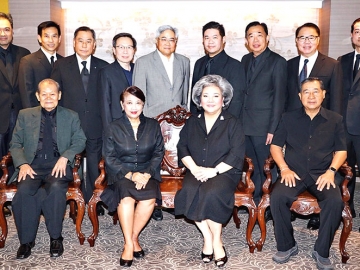 ประชุม : คุณหญิงทรงสุดา ยอดมณี นายกสมาคมนักเรียนเก่าสหรัฐอเมริกา ในพระบรมราชูปถัมภ์ จัดประชุมกรรมการบริหารชุดใหม่ โดยมี ไกรศรี ตุลารักษ์, ปัญญ์ชลี เพ็ญชาติ, พล.ร.อ.ถมรัตน์ หทโยดม, พรวิช ศิลาอ่อน, อนิรุทธ์ มหธร, ประกอบ มุกุระ, ฉัตรเฉลิม ธรรมจรีย์, ดร.ขจิต สุขุม, ศรีล สุขุม, พีระ กาญจนภพ, สมพันธ์ จารุมิลินท และ กฤตพณ ทัพพะรังสี ร่วมประชุมด้วย ที่โรงแรมเดอะ สุโกศล