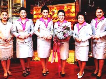 แสดงความยินดี : เกศมณี แย้มกลีบบัว จัดเลี้ยงแสดงความยินดีให้กับ พ.อ.พิเศษหญิง ดร.อังคณา สุเมธสิทธิกุล เนื่องในโอกาสได้รับการแต่งตั้งเป็น ผอ.กองการศึกษาวิทยาลัยพยาบาลกองทัพบก ที่ห้องลอร์ด จิมส์ โรงแรมแมนดาริน โอเรียนเต็ล กรุงเทพฯ โดยมี ศิริพร อภิบรรณ์ และ นารถฤดี จันทร์วงศ์ ร่วมยินดีด้วย