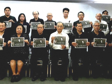 สื่ออาลัย : พงษ์ศักดิ์ พยัฆวิเชียร, มานิจ สุขสมจิตร, ยุวดี ธัญศิริ ฯลฯ ร่วมประชุมกำหนดการจัดงานรวมใจคนสื่อแสดงความอาลัยถวาย “พระเจ้าอยู่หัว รัชกาลที่ 9” ซึ่งจะเชิญตัวแทนสื่อทุกองค์กรเข้าร่วมงานที่จะจัดขึ้นในเย็นวันอาทิตย์ที่ 13 พ.ย.นี้ ที่สมาคมนักข่าวนักหนังสือพิมพ์แห่งประเทศไทย ตรงข้ามโรงพยาบาลวชิระ