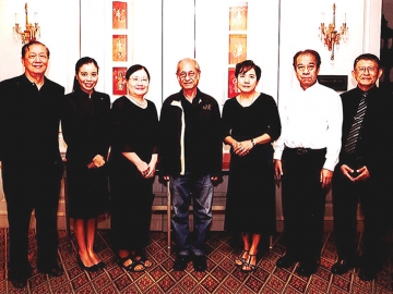 เตรียมงาน : รศ.ดร.ตรีศิลป์ บุญขจร ประธานกรรมการตัดสินรางวัลซีไรต์และคณะกรรมการจัดประชุมเตรียมงานประกาศผลซีไรต์รอบตัดสิน ที่ห้องเจ้าพระยา โรงแรมแมนดาริน โอเรียนเต็ล กรุงเทพฯ โดยมี อดุล จันทรศักดิ์, เนาวรัตน์ พงษ์ไพบูลย์, บูรพา อารัมภีร, ผศ.สมเกียรติ คู่ทวีกุล, รศ.สุรภีพรรณ ฉัตราภรณ์ และ กาญจน์ พันธุหงส์ ร่วมงานด้วย