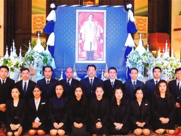 ถวายสักการะ : ฝ่ายบริหารโรงแรม ดิ เอมเมอรัลด์ นำโดย สุรัตน์ แก้วดี ผู้จัดการทั่วไป จัดพิธีถวายสักการะเบื้องหน้าพระบรมฉายาลักษณ์ เพื่อน้อมรำลึกถึงพระมหากรุณาธิคุณ และลงนามแสดงความไว้อาลัยแด่ พระบาทสมเด็จพระปรมินทรมหาภูมิพลอดุลยเดช มหิตลาธิเบศรรามาธิบดี จักรีนฤบดินทร สยามินทราธิราช บรมนาถบพิตร ณ บริเวณล็อบบี้ของโรงแรม