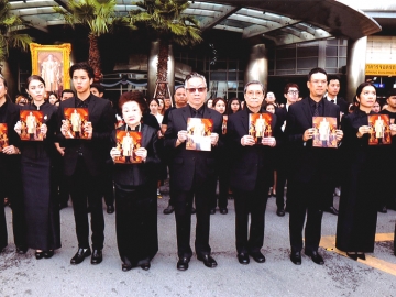 ถวายอาลัย : สุทธิเกียรติ จิราธิวัฒน์ ประธานกรรมการ โรงแรมและรีสอร์ทในเครือเซ็นทารา นำผู้บริหาร พนักงาน นักศึกษามหาวิทยาลัยรามคำแหง ประชาชน แสดงความไว้อาลัย เพื่อน้อมรำลึกในพระมหากรุณาธิคุณของพระบาทสมเด็จพระปรมินทรมหาภูมิพลอดุลยเดช โดยมี วิโรจน์ เลาหะพันธุ์, มุกดา เอื้อวัฒนะสกุล, ธีระเกียรติ จิราธิวัฒน์, ภาณุมาศ จิราธิวัฒน์, สังข์ ว่องปรีชา, พิมพิศา จิราธิวัฒน์, พชร จิราธิวัฒน์ มาร่วมในพิธี ณ บริเวณด้านหน้าโรงแรมเซ็นทาราแกรนด์ เซ็นทรัลเวิลด์